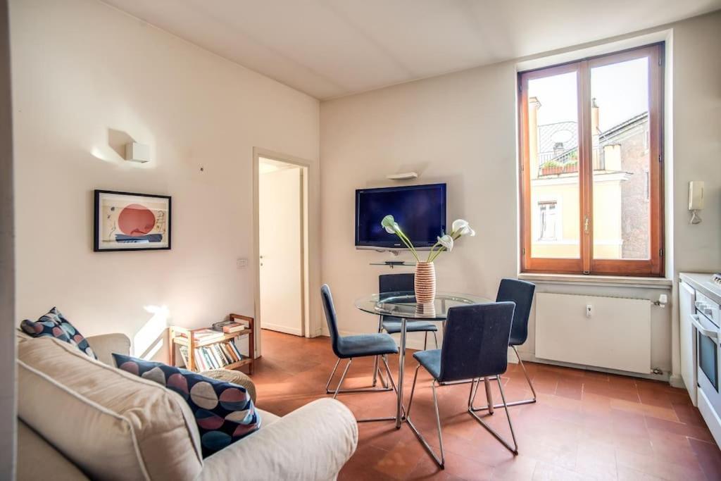 Charming House By The Colosseum Apartment